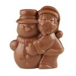 Un petit père noël qui enlace un bonhomme de neige en chocolat au lait